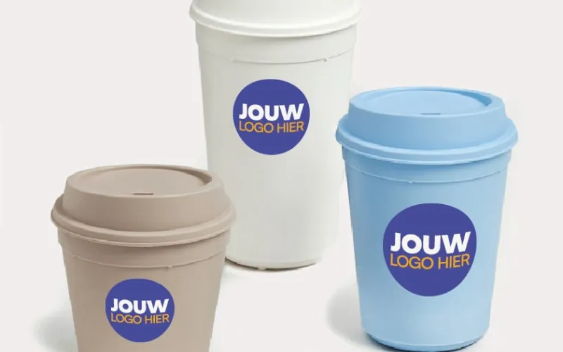 Drie koffiebekers met deksel, met de plek voor je logo aangegeven