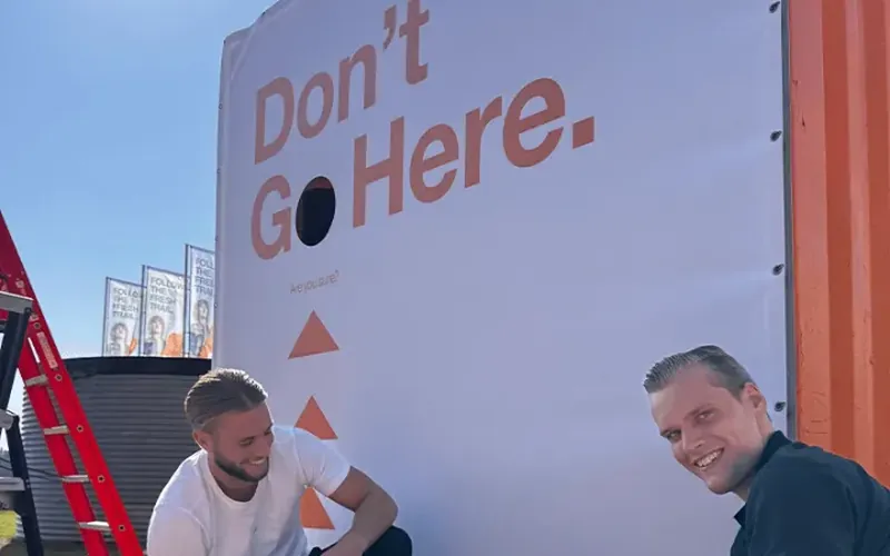 Groot bedrukt doek op een container op het eventterrein