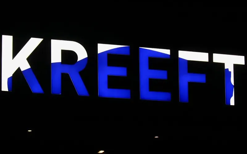 Letters waarvan de voorkant zelf oplicht in het donker