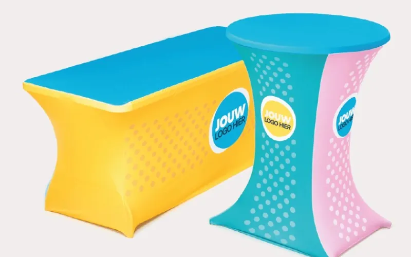 Vouwtafel en statafel met gekleurde stretchhoes, met de plek voor je logo aangegeven