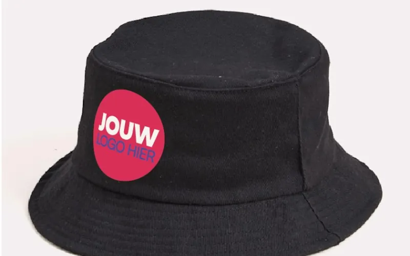 Zwart bucket hat, met de plek voor je logo aangegeven