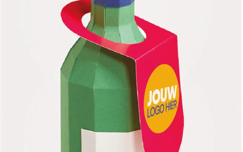 Kartonnen draagverpakking om een wijnfles, met de plek voor je logo aangegeven