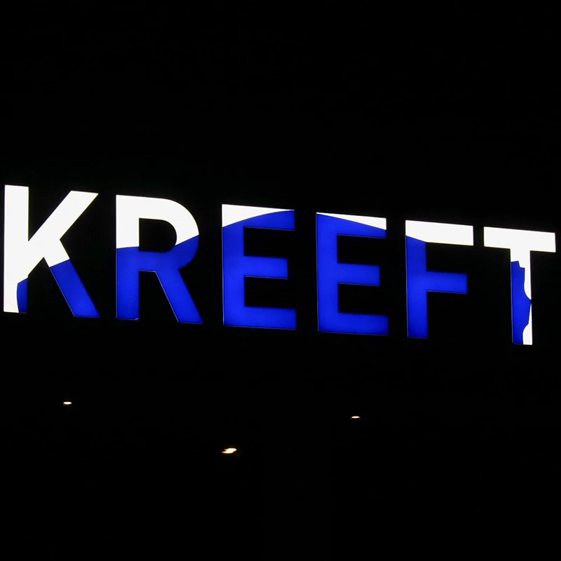 LED-reclameletters met acrylaat van Kreeft Auto in het donker