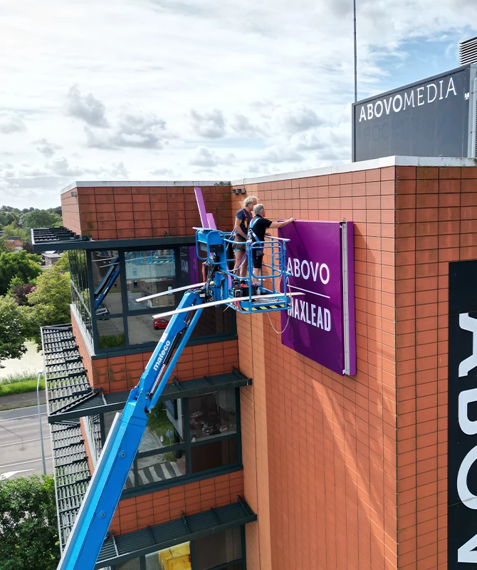Montage van het verlichte spandoekframe bij Abovo Media