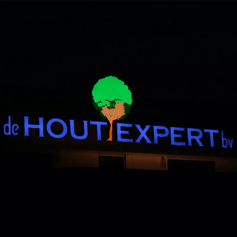 Lichtreclame met reflecterende coating - Gevelreclame Sign Company
