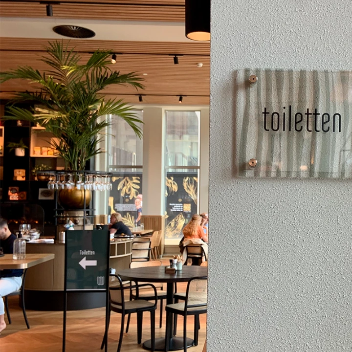 Wayfinding in de lobby van een horecazaak