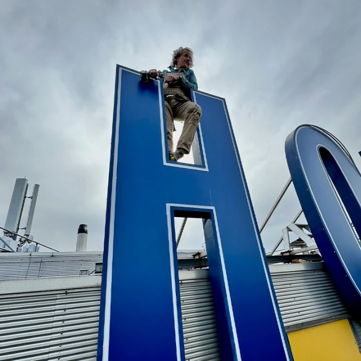 Moderne, nieuwe gevelreclame van Sign Company op een hotelgevel