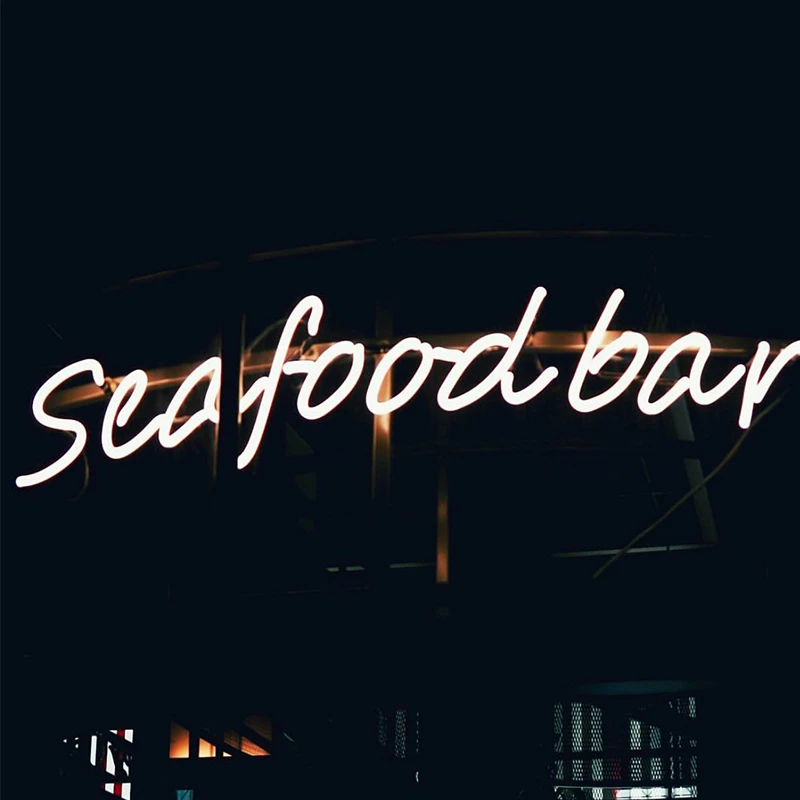 Handgeschreven neonletters van een seafoodbar