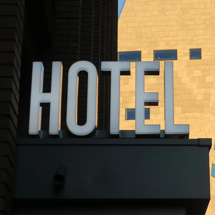 Opvallende 3D-gevelletters op een hotelgevel