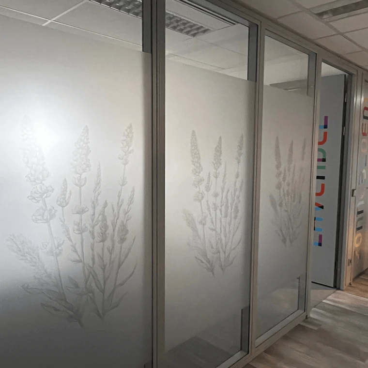 Zandstraalfolie met logoprint op een glazen kantoorwand in Enkhuizen