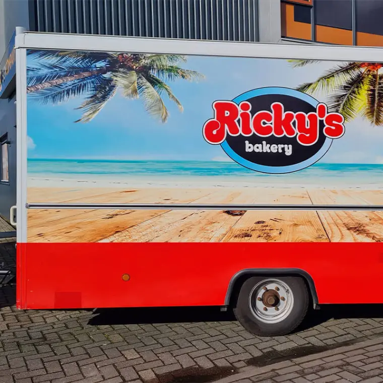 Promotietrailer met tropisch thema en belettering van Ricky's