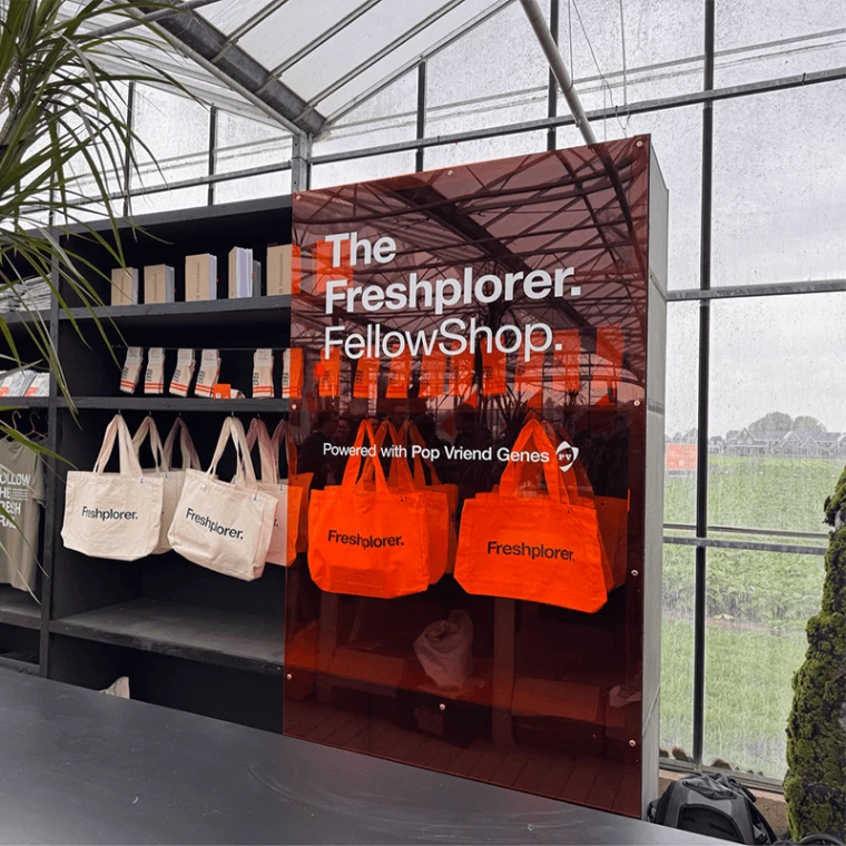 Raamfolie met branding op een evenement