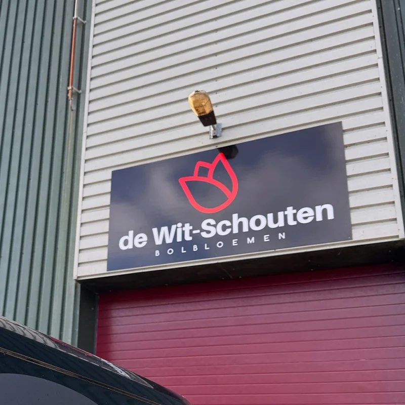 Reclameborden op maat op een bedrijfspand