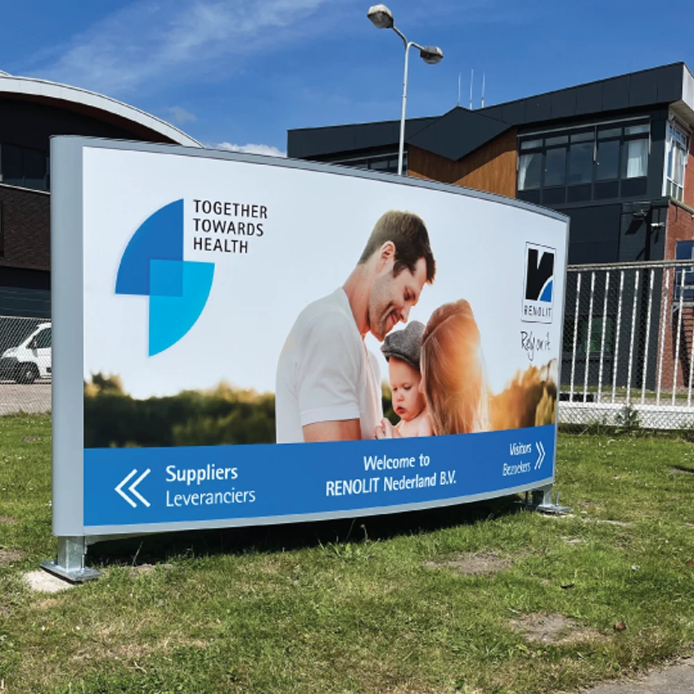 Vrijstaande dubbelzijdige reclamezuil bij Renolit