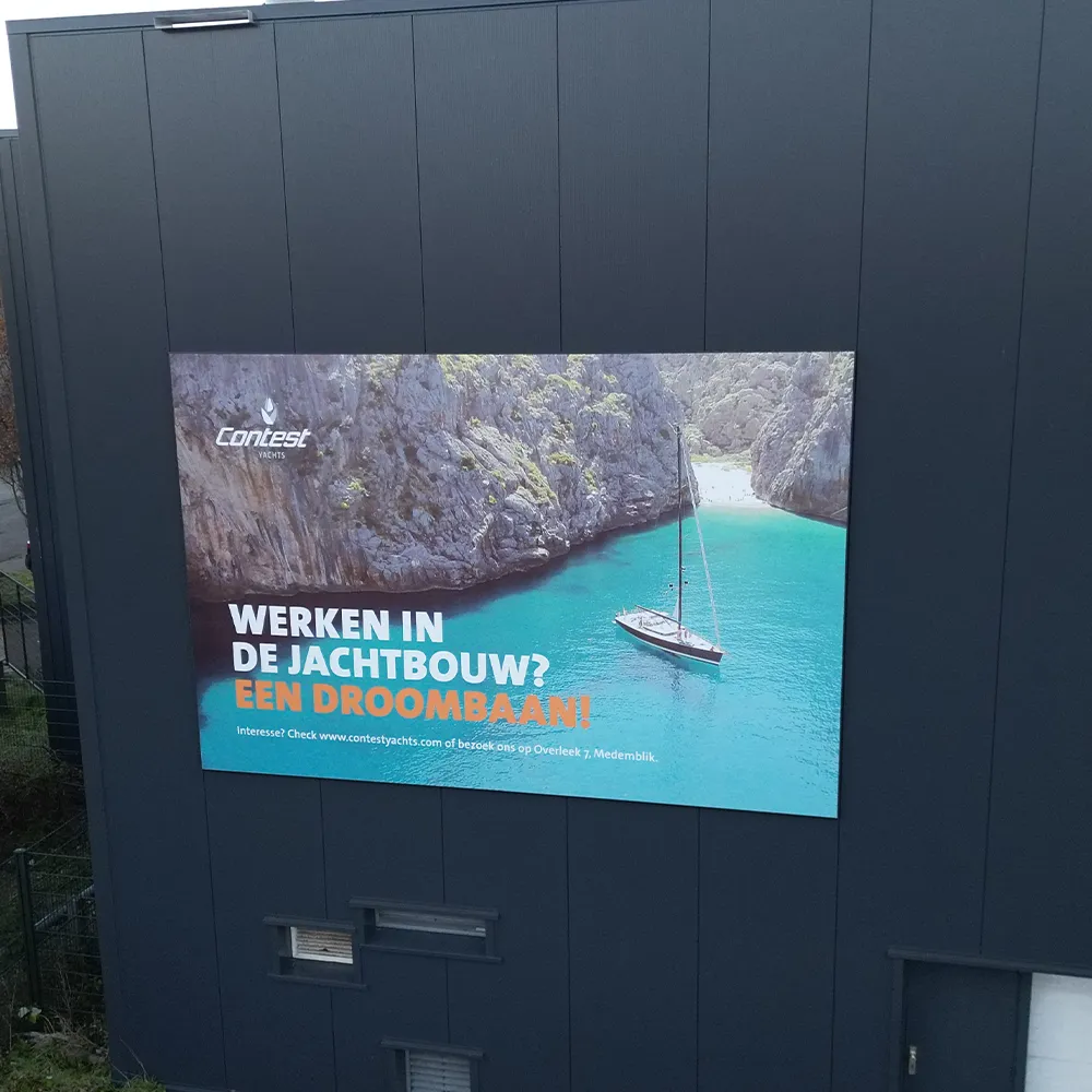 Xtens spandoekframe met wervingsdoek op een donkere gevel