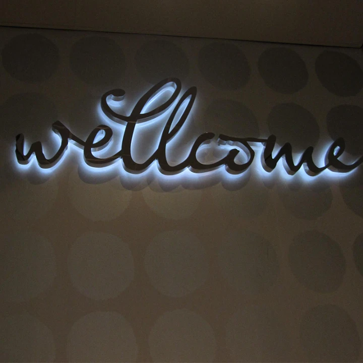 Sfeervolle backlit signing binnen bij Strandhotel Seeduyn