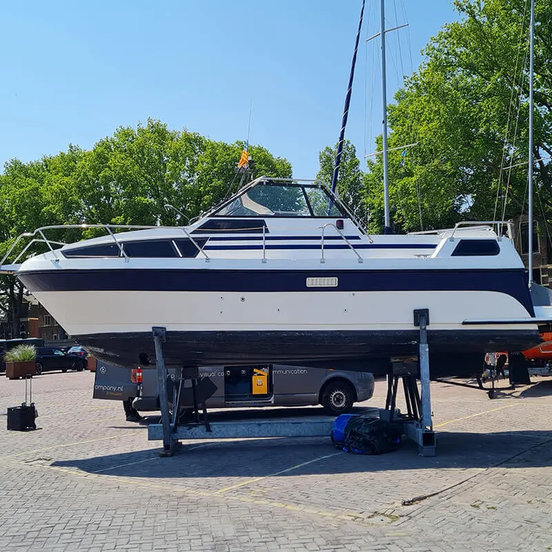 Striping en bootbelettering op een boot