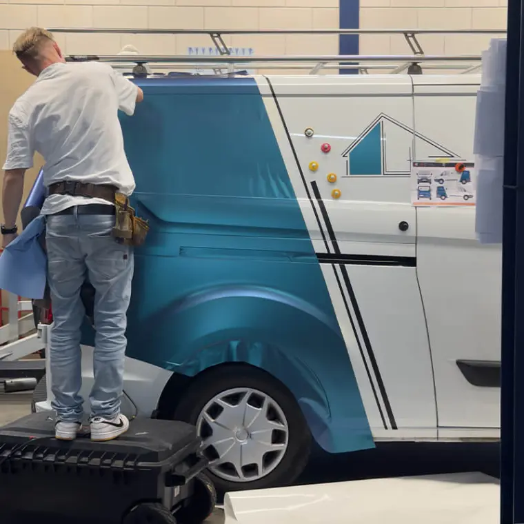 Vintage camper deels gewrapt in turquoise