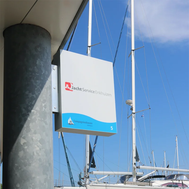 Wandzuil met bedrijfslogo bij Compagnieshaven