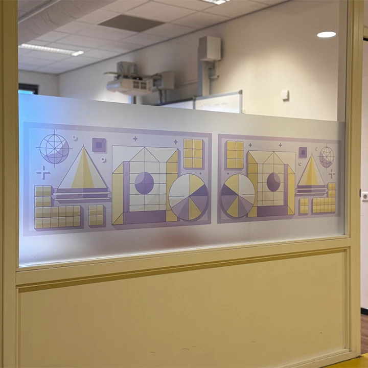 Zandstraalfolie met decoratieve print bij het Tabor College in Hoorn