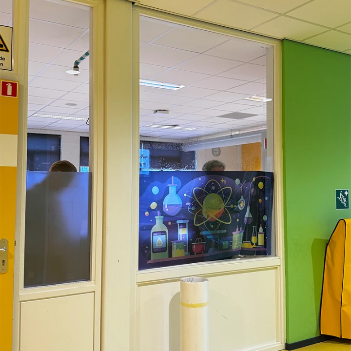 Raamfolie in een scheikundelokaal van Tabor College
