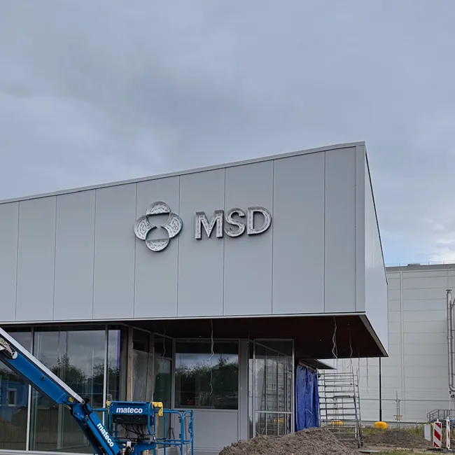 MSD lichtreclame bedrijfspand Haarlem met verlichte LED-letters