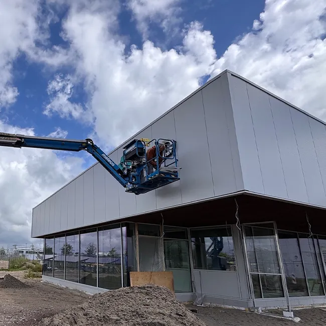 Montage lichtreclame met hoogwerker - Sign Company vakmanschap