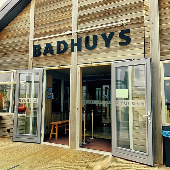 Acrylox letters op de houten gevel van Badhuys Vlieland