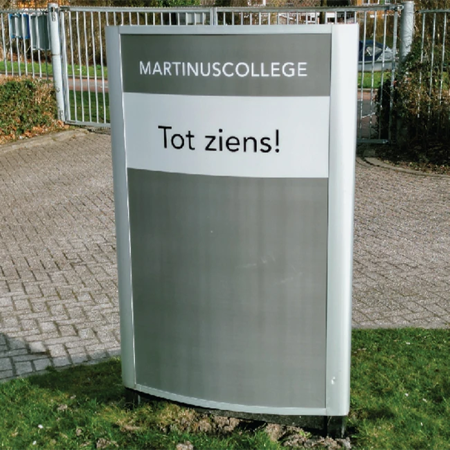 Ronde bewegwijzeringszuil bij het Martinus College