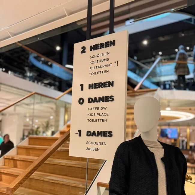 Stijlvolle indoor zuil in de winkel van Dirk de Wit Mode