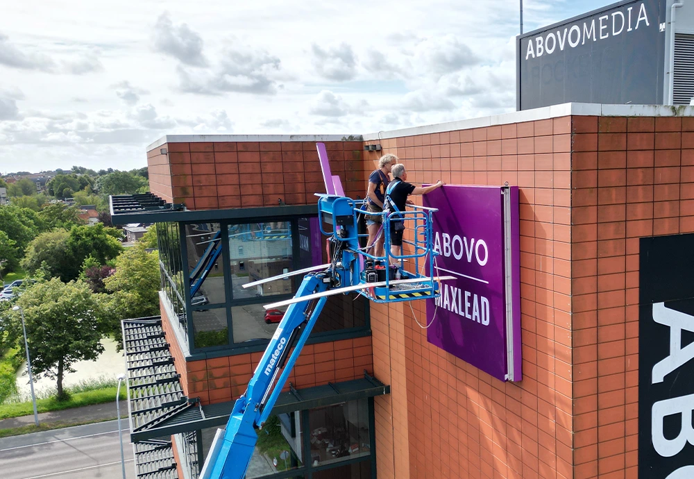 Doek-lichtreclame voor Abovo Maxlead in Hoorn