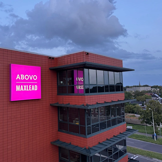 Doek-lichtbak op het kantoorpand van Abovo Maxlead in Hoorn