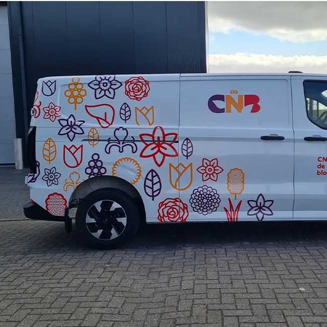 Bloemdesign op de zijkant van de Ford Transit