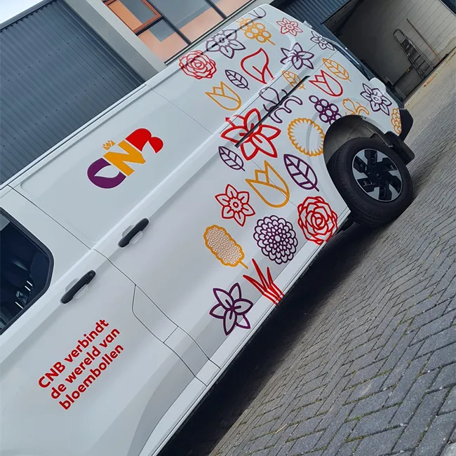 Ford Transit met bloemenpatroon-design