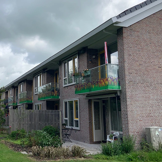 Balkonstickers appartementencomplex Noord-Holland - kleurrijke folie op glazen balkonhekken