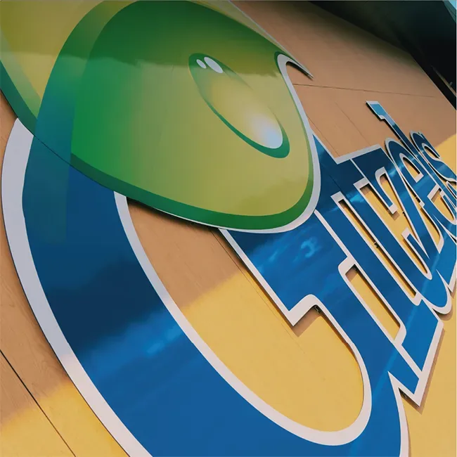 Close-up van het driedimensionale Gitzels-logo op de gevel
