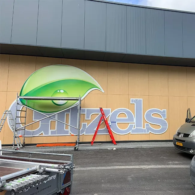 Gitzels-logo en letters op de gevel, rolsteiger staat er nog voor