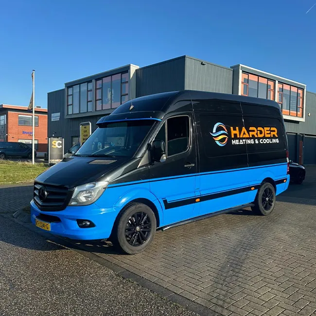 Mercedes Sprinter met halve wrap, zijaanzicht