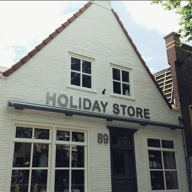 Holiday Store souvenirwinkel gevelbelettering Vlieland