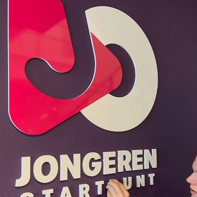 3D-logo als wandsigning binnen