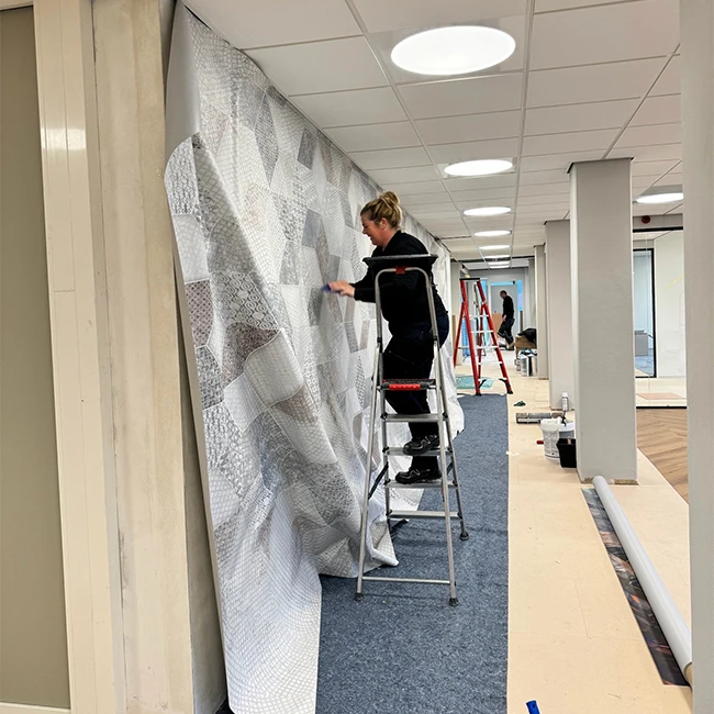 Wanddecoratie montage printbehang zorginstelling