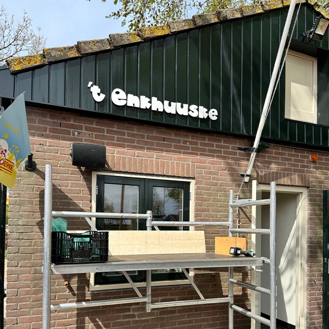 Gevelletters met bedrijfsnaam op een bedrijfspand, geplaatst door Sign Company
