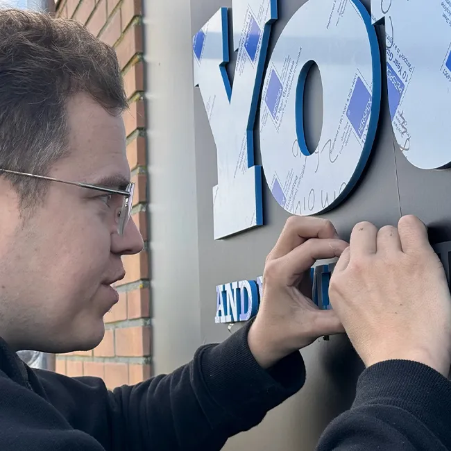 Kunststof letters montage handwerk precisieplaatsing - Gevelreclame Sign Company