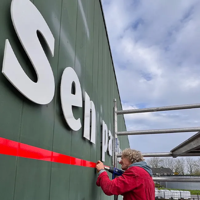 Montage geveltekst hoogwerker installateur kunststof letters