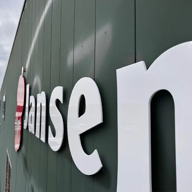 Detailopname logo Jansen Paprika kunststof freesletters