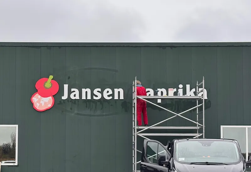 Montage van kunststof letters bij Jansen Paprika