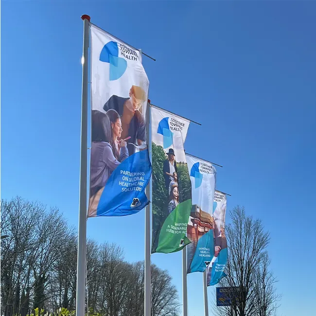 Vier mastvlaggen met huisstijlbeeld voor een bedrijfspand