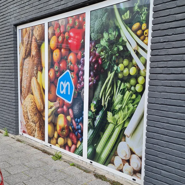 Etalageruit van Albert Heijn met full colour raamfolie van groente en fruit