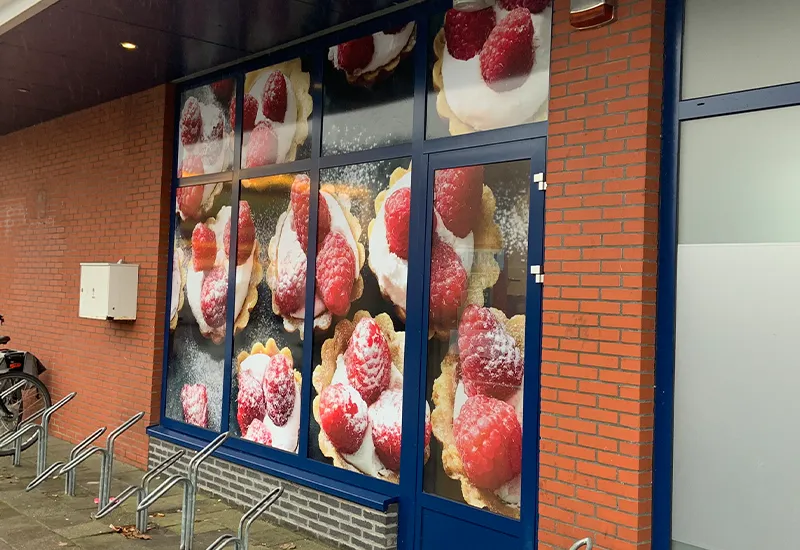 Raamstickers op de pui van Albert Heijn