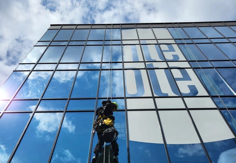 Raamstickers en abseil montage WestCord Hotel Eindhoven